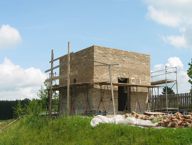 Turm-28-6-09-1x.jpg - Turm-28.6.09 - Die Aussenhülle ist fertig gemauert