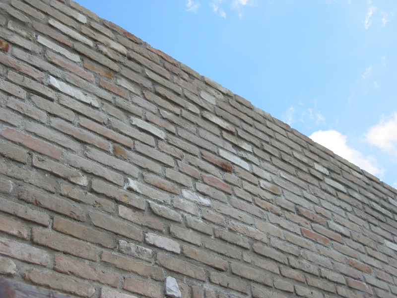 Turm-28-6-09-5x.jpg - Die Aussenmauer des Römerturms am 28.6.09