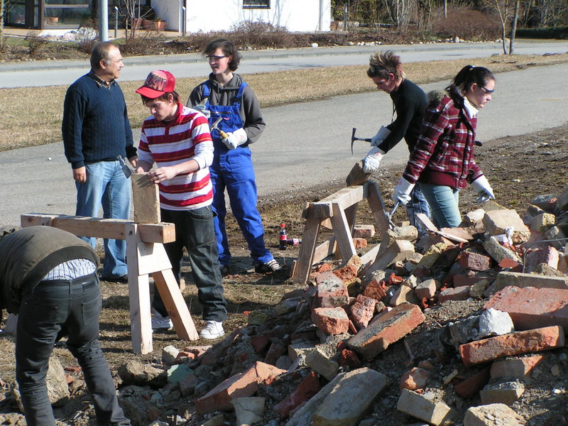 Turm-28.2.08.jpg - 28.2.08 - Fleissige Schüler bereiten die Steine vor
