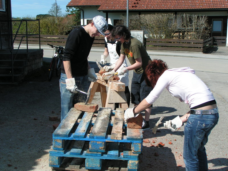 Turm-30.4.08-1.jpg - 30.4.08 - Die Steine für die Aussenhülle - orginal alt