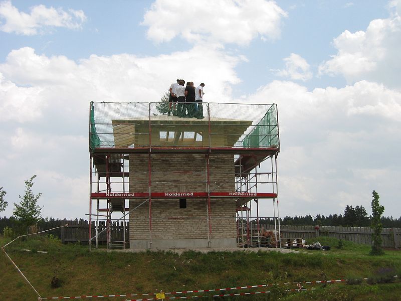 Turm2009-07-23-Hebauf03.JPG - ... dank den fleissigen Berufschülern